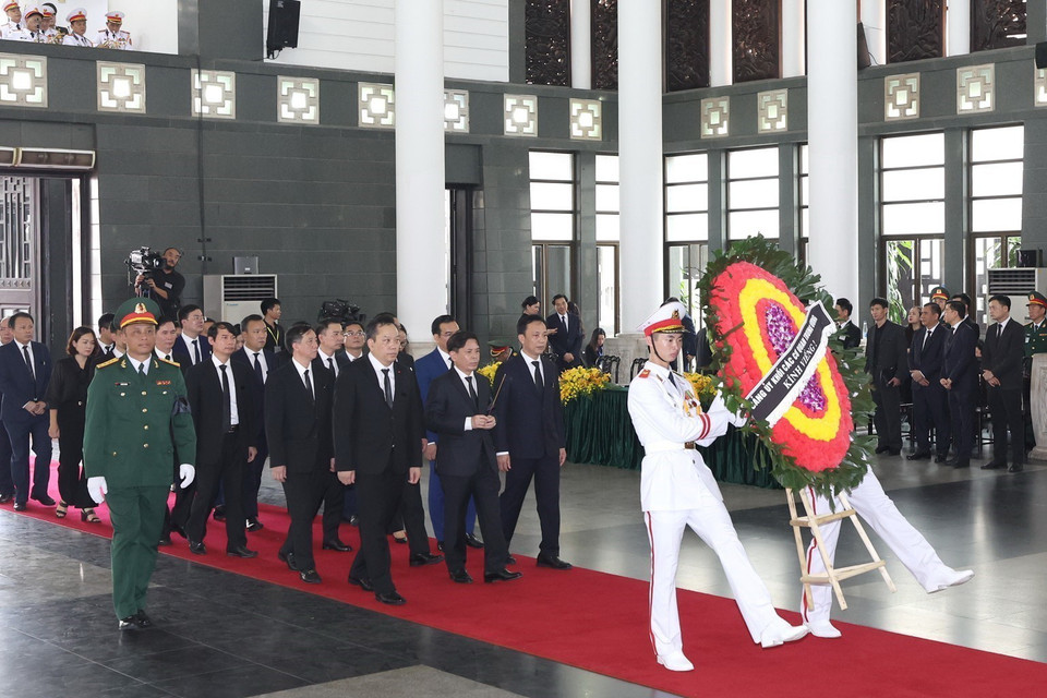 Đảng ủy Khối các cơ quan Trung ương do đồng chí Nguyễn Văn Thể, Bí thư Đảng ủy làm trưởng đoàn viếng Tổng Bí thư Nguyễn Phú Trọng. (Ảnh: TTXVN)