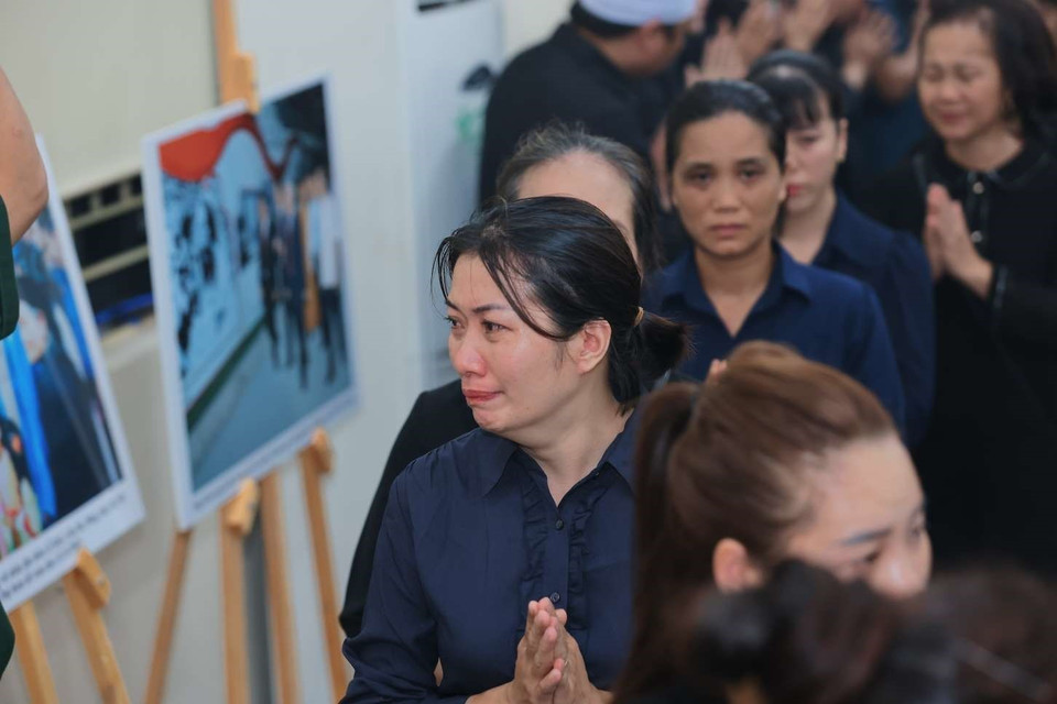 Nỗi buồn, thương tiếc Tổng Bí thư Nguyễn Phú Trọng của người dân khi đến viếng. (Ảnh: TTXVN)