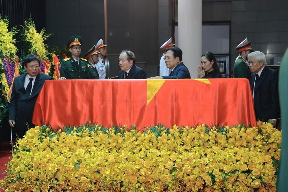 Đoàn Liên hiệp các hội Văn học nghệ thuật Việt Nam viếng Tổng Bí thư Nguyễn Phú Trọng. (Ảnh: TTXVN)
