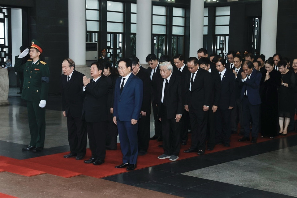 Đoàn Liên hiệp các hội Văn học Nghệ thuật Việt Nam viếng Tổng Bí thư Nguyễn Phú Trọng. (Ảnh: TTXVN)