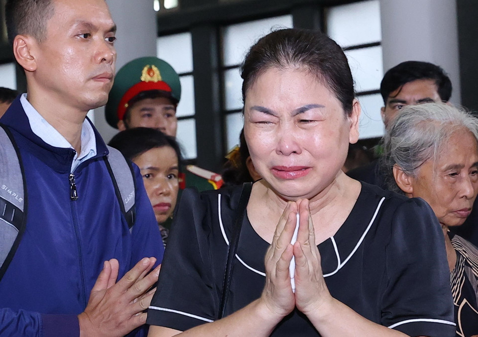 Người dân xúc động, lặng lẽ viếng Tổng Bí thư Nguyễn Phú Trọng. (Ảnh: TTXVN)