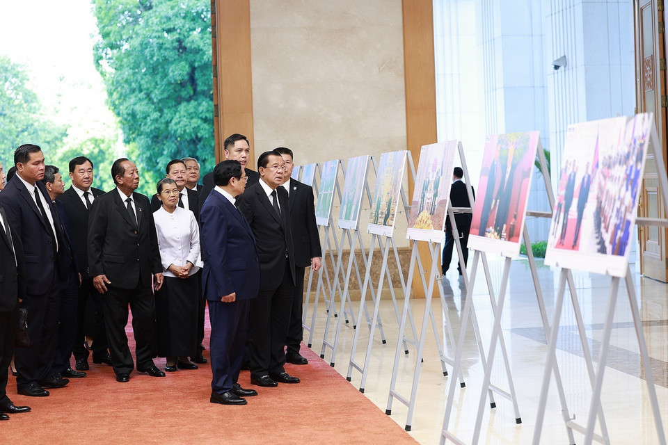 Thủ tướng Phạm Minh Chính giới thiệu với Chủ tịch Đảng Nhân dân Campuchia Samdech Hun Sen một số hoạt động đối ngoại của cố Tổng Bí thư Nguyễn Phú Trọng. (Ảnh: Dương Giang/TTXVN)