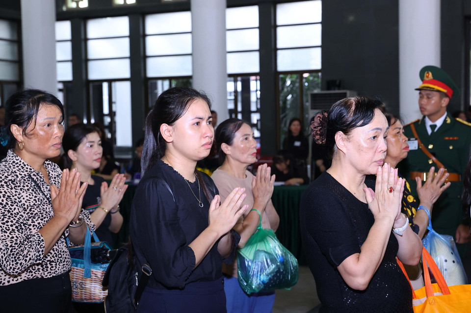 Người dân xúc động, lặng lẽ viếng Tổng Bí thư Nguyễn Phú Trọng. (Ảnh: TTXVN)