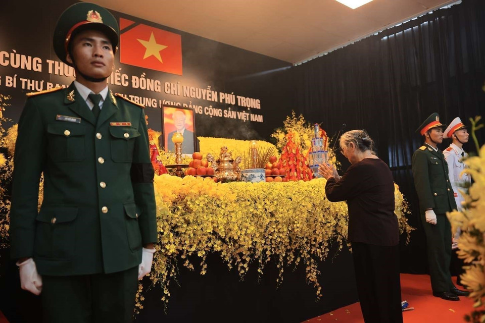 Người dân dâng hương tri ân Tổng Bí thư Nguyễn Phú Trọng. (Ảnh: TTXVN)