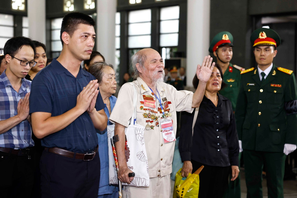 Nhân dân vào viếng Tổng Bí thư Nguyễn Phú Trọng. (Ảnh: TTXVN)