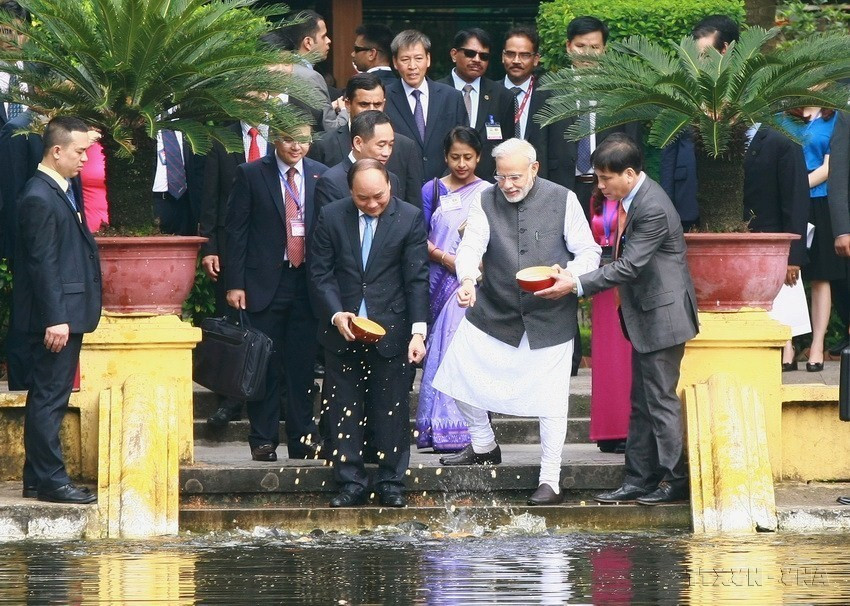 Thủ tướng Nguyễn Xuân Phúc và Thủ tướng Ấn Độ Narendra Modi thăm ao cá Bác Hồ trong Khu di tích Chủ tịch Hồ Chí Minh tại Phủ Chủ tịch, sáng 3/9/2016. (Ảnh: Doãn Tấn/TTXVN)