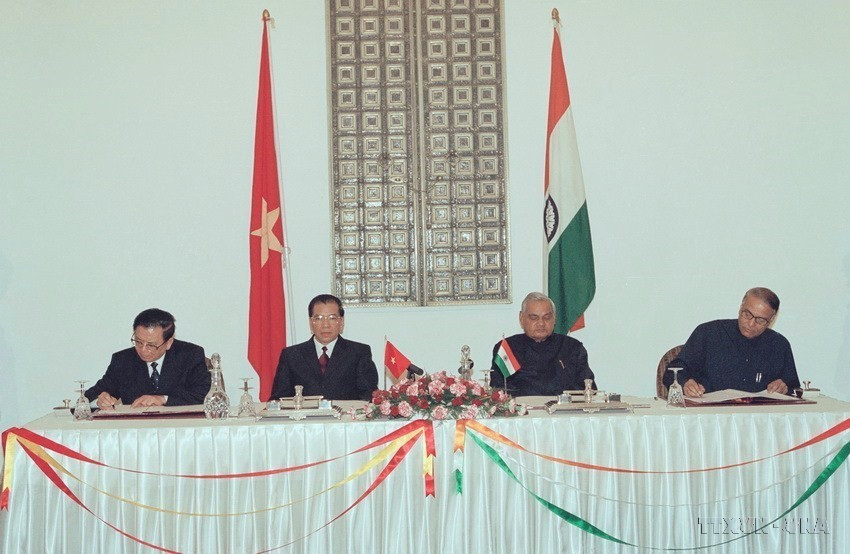 Ngày 1/5/2003, tại New Delhi, Tổng Bí thư Nông Đức Mạnh và Thủ tướng Atal Bihari Vajpayee chứng kiến Lễ ký 'Tuyên bố chung về Khuôn khổ Hợp tác Toàn diện giữa Việt Nam và Ấn Độ bước vào thế kỷ XXI.' (Ảnh: Xuân Tuân/TTXVN)