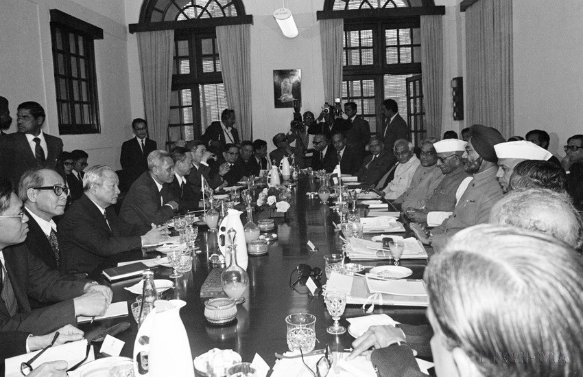 Trong chuyến thăm hữu nghị chính thức Ấn Độ, chiều 24/2/1978, tại Thủ đô New Delhi, Thủ tướng Phạm Văn Đồng hội đàm với Thủ tướng Ấn Độ Morarji Desai. (Ảnh: Thế Trung/TTXVN)