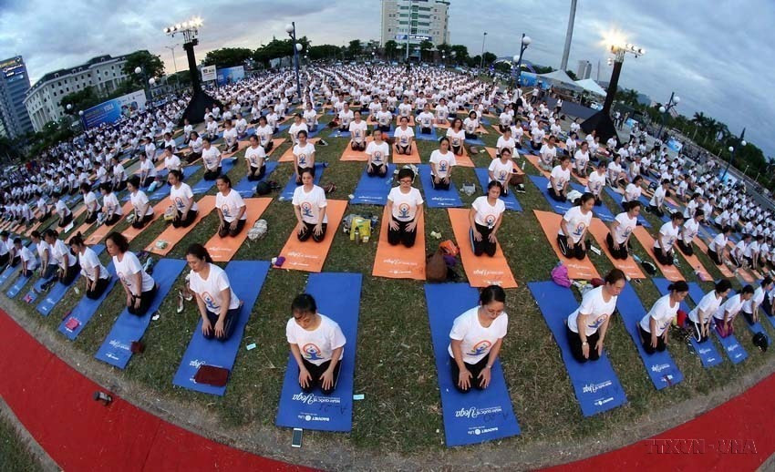 Đồng diễn Yoga nhân Ngày Quốc tế Yoga tại Đà Nẵng (30/6/2019). (Ảnh: Trần Lê Lâm/TTXVN)