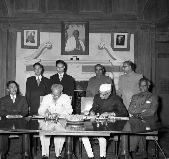 Ngày 7/2/1958, tại Thủ đô New Delhi, Chủ tịch Hồ Chí Minh và Thủ tướng Jawaharlal Nehru ký Tuyên bố chung Việt Nam-Ấn Độ. Ảnh: Tư liệu TTXVN)