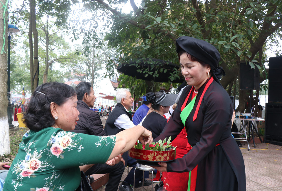 Mời trầu là một trong những nét đẹp văn hóa không thể thiếu của người Quan họ. (Ảnh: Thái Hùng/TTXVN)