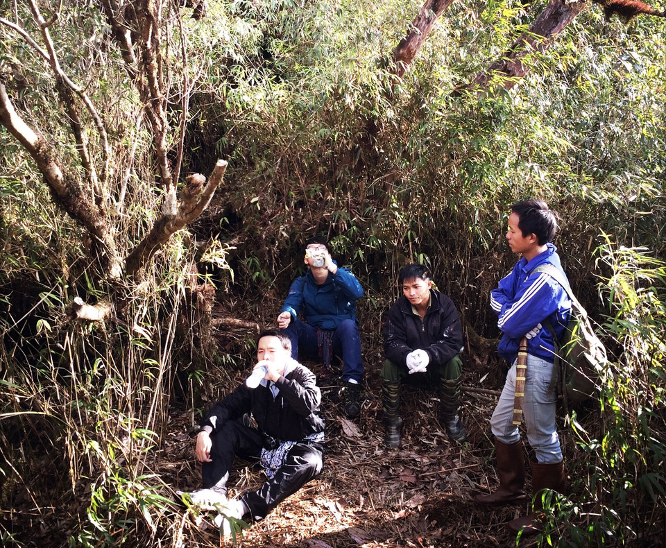 Cách uống nước khi leo núi rất quan trọng, bởi mồ hôi ra nhiều, bạn sẽ có nhu cầu uống nước thường xuyên. Loại đồ uống bổ sung chất điện giải và ít calo là đồ uống tiện lợi được khuyên dùng. (Ảnh: M.Mai/Vietnam+)