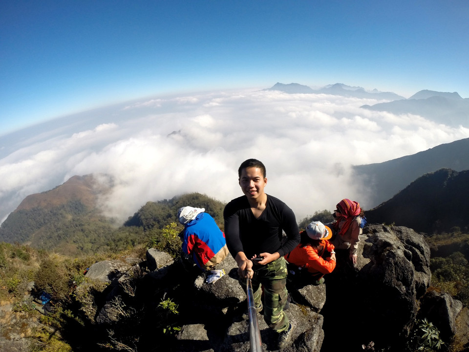 Thành quả của chặng đường là chốn tiên cảnh nơi đây, biển mây trắng xóa. (Ảnh: M.Mai/Vietnam+)