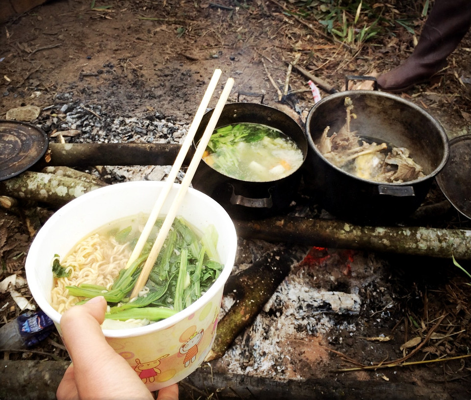 Những người thích theo núi thường rỉ tai nhau, rằng bát mỳ tôm rau với chút thịt thừa từ tối hôm trước như thế này thực sự là bữa sáng ngon nhất đời. (Ảnh: M.Mai/Vietnam+)