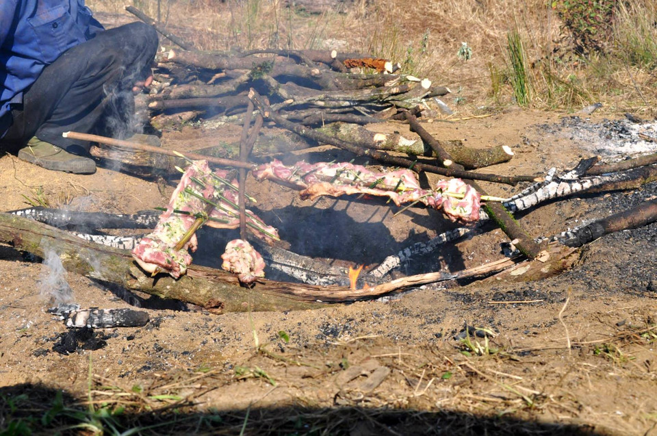 Một đoàn leo núi đông thường chọn thực đơn là cả con lợn rồi thuê porter người bản địa chế biến và vác theo. (Ảnh: M.Mai/Vietnam+)