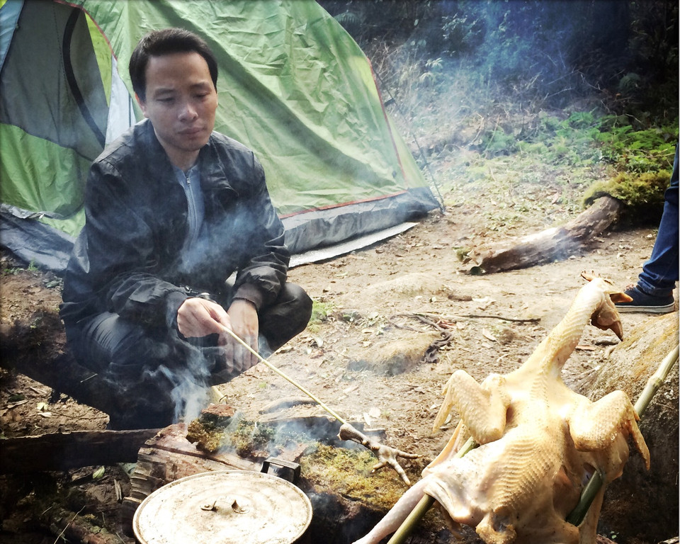 ...gà cũng luôn là món thường có trong thực đơn cả các đoàn trekking. (Ảnh: M.Mai/Vietnam+)