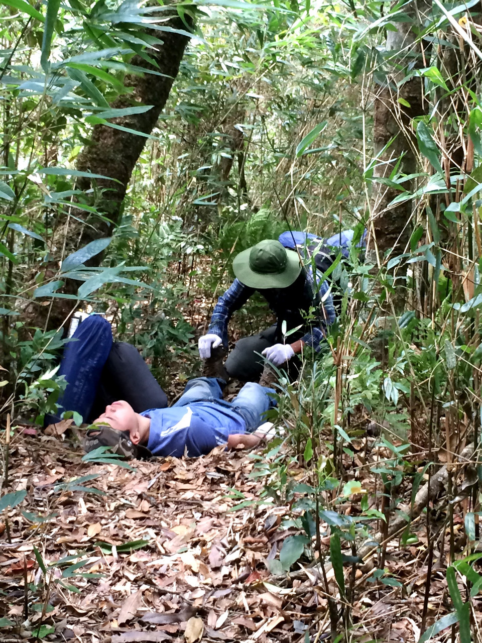 Trên hành trình tiếp tục chinh phục đỉnh cao, một thành viên trong đoàn bị chuột rút và phải nhờ đồng đội hỗ trợ. (Ảnh: M.Mai/Vietnam+)