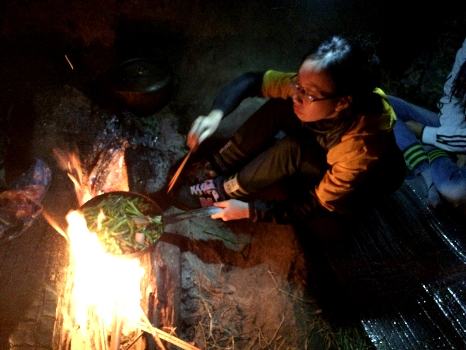 Dẫu mệt, Ngọc Ánh vẫn muốn tự chuẩn bị bữa tối cho những người bạn của mình với món đỗ xào thịt. (Ảnh: M.Mai/Vietnam+)