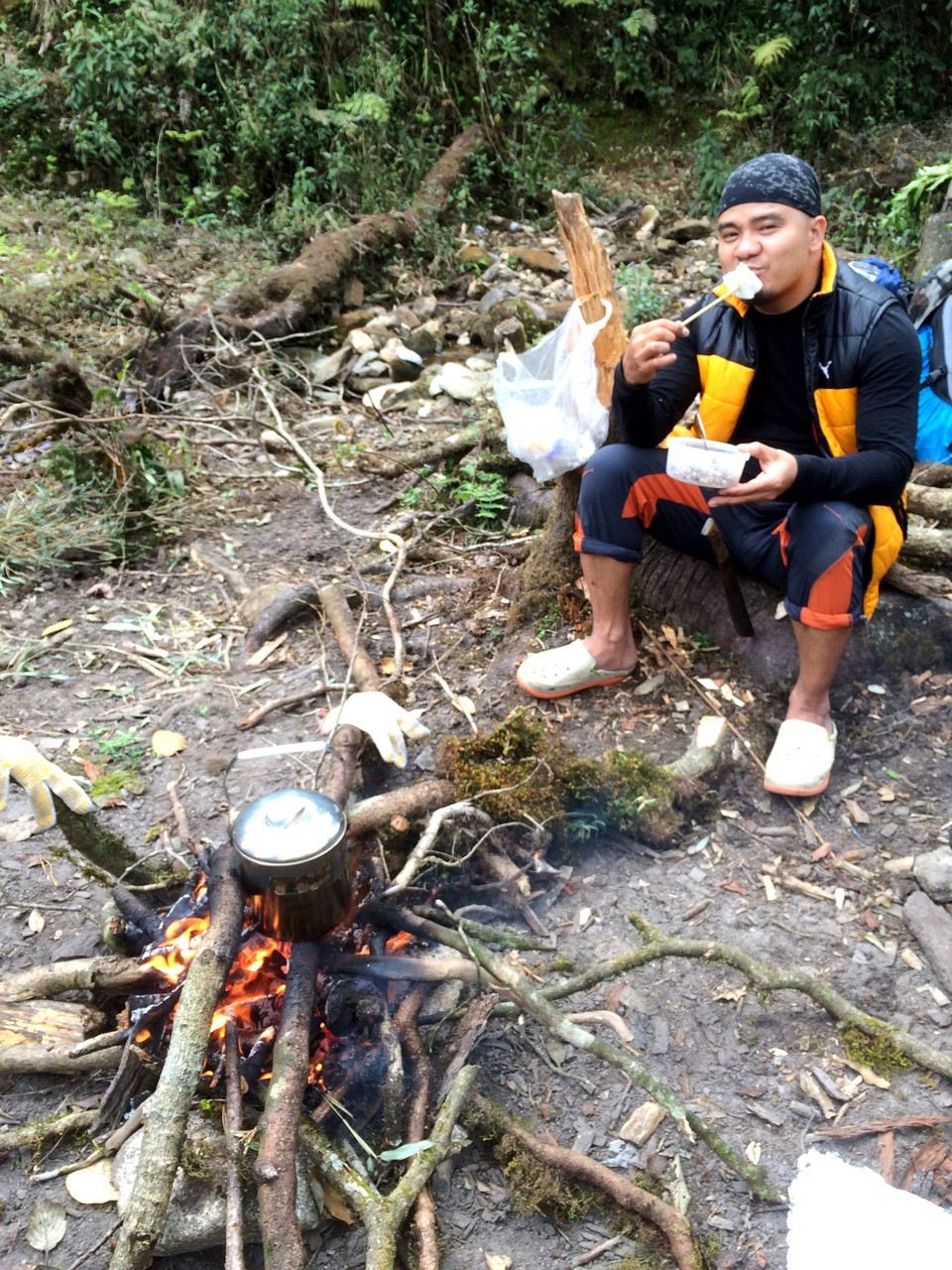 Thưởng trà và trái cây. (Ảnh: M.Mai/Vietnam+)