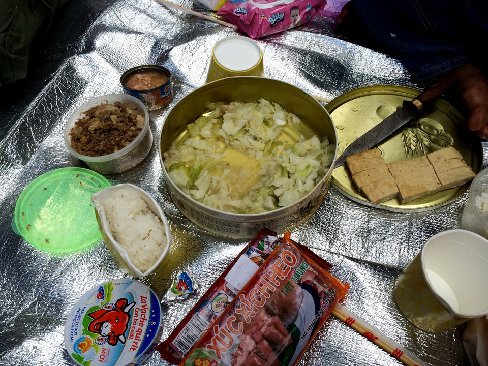 Bữa trưa nhẹ nhàng để tiết kiệm thời gian đun nấu và tranh thủ ngả lưng. (Ảnh: M.Mai/Vietnam+)