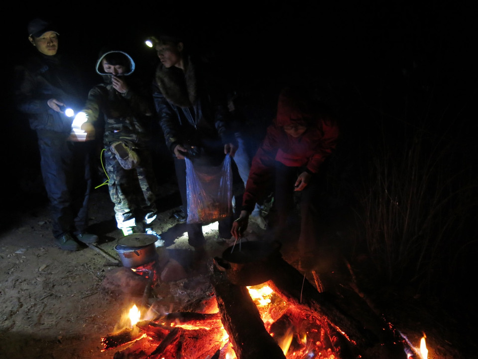 Những bếp lửa lớn vừa để sưởi ấm vừa dùng luộc rau. Nước rửa rau lấy từ con suối cách đó một đoạn. (Ảnh: M.Mai/Vietnam+)