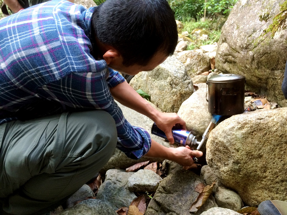 Ngoài ra, các bạn trẻ thường mang theo dụng cụ đốt lửa để đun nước sôi pha trà hoặc càphê trên đường đi. (Ảnh: M.Mai/Vietnam+)