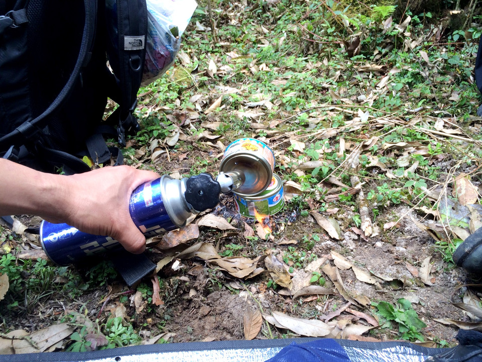 Đồ đóng hộp thực sự tiện lợi trong những chuyến leo núi. (Ảnh: M.Mai/Vietnam+)