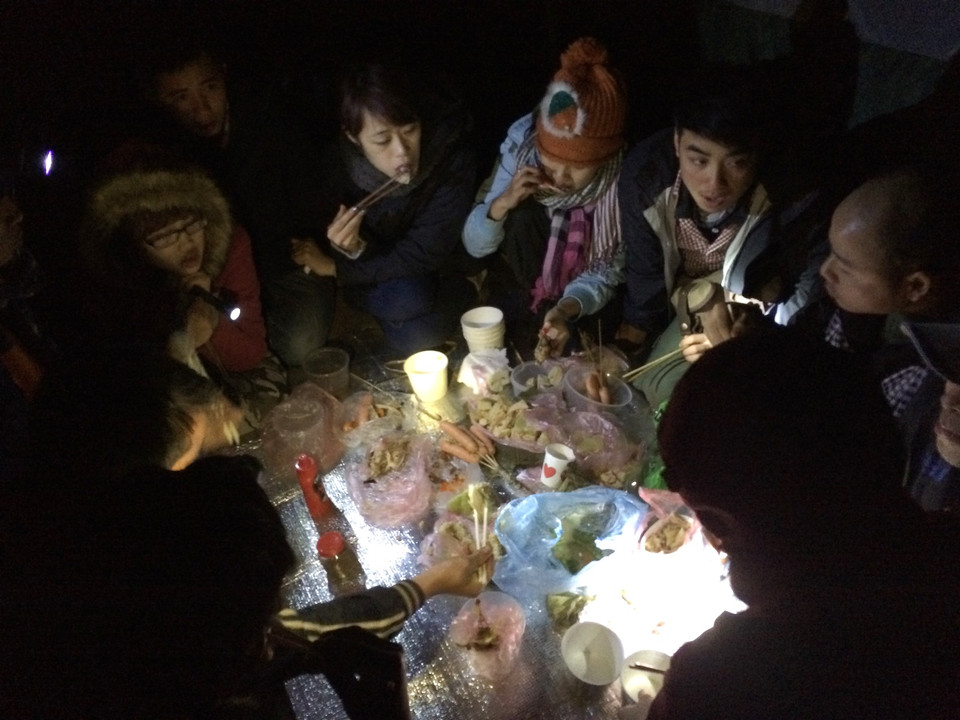 Bữa tối thường bắt đầu khi những cái bụng đã đói meo, đôi chân thì mỏi nhừ và cả cơ thể mệt lử nhưng thật vô cùng ấm áp và vui vẻ. (Ảnh: M.Mai/Vietnam+)