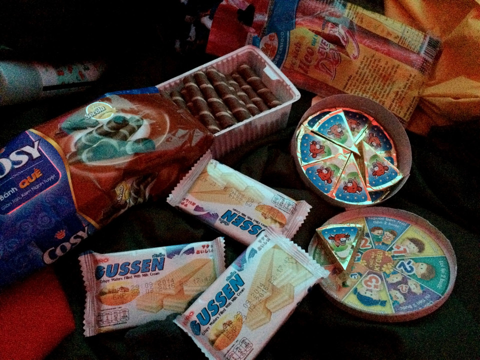 Đồ ăn nhẹ dọc đường thường là các loại bánh giàu năng lượng và nhiều đường. (Ảnh: M.Mai/Vietnam+)