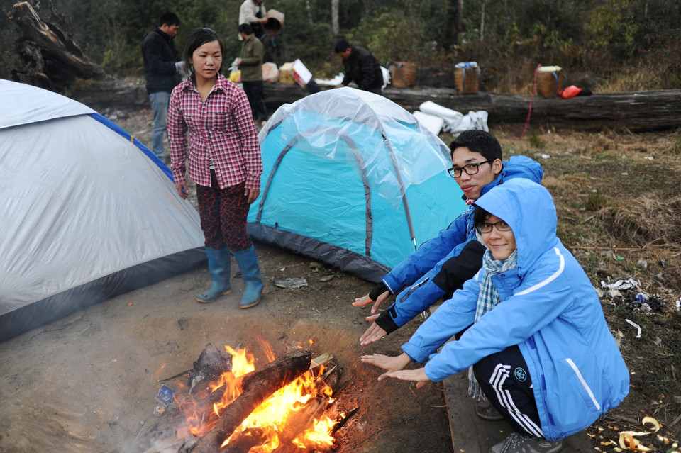 Nhiệt độ trên núi có thể chênh tới 15 độ so với đồng bằng. Dù có nắng nhưng trời vẫn lạnh căm căm. (Ảnh: M.Mai/Vietnam+)