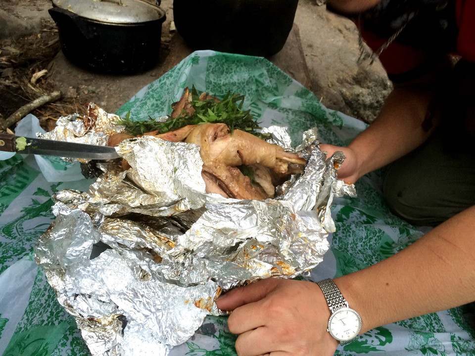 Thậm chí, họ còn đem theo cả gà ủ muối với các loại rau thơm lừng. (Ảnh: M.Mai/Vietnam+)