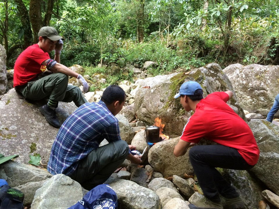Đun nước suối trong vắt ngay tại chỗ và thưởng thức tách trà, càphê nóng hổi dưới tán rừng già cũng là một trải nghiệm rất đáng thử. (Ảnh: M.Mai/Vietnam+)