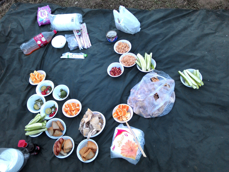 Thưởng thức bữa ăn nhẹ trên đỉnh núi tuyệt đẹp-thành quả của cả hành trình. (Ảnh: M.Mai/Vietnam+)