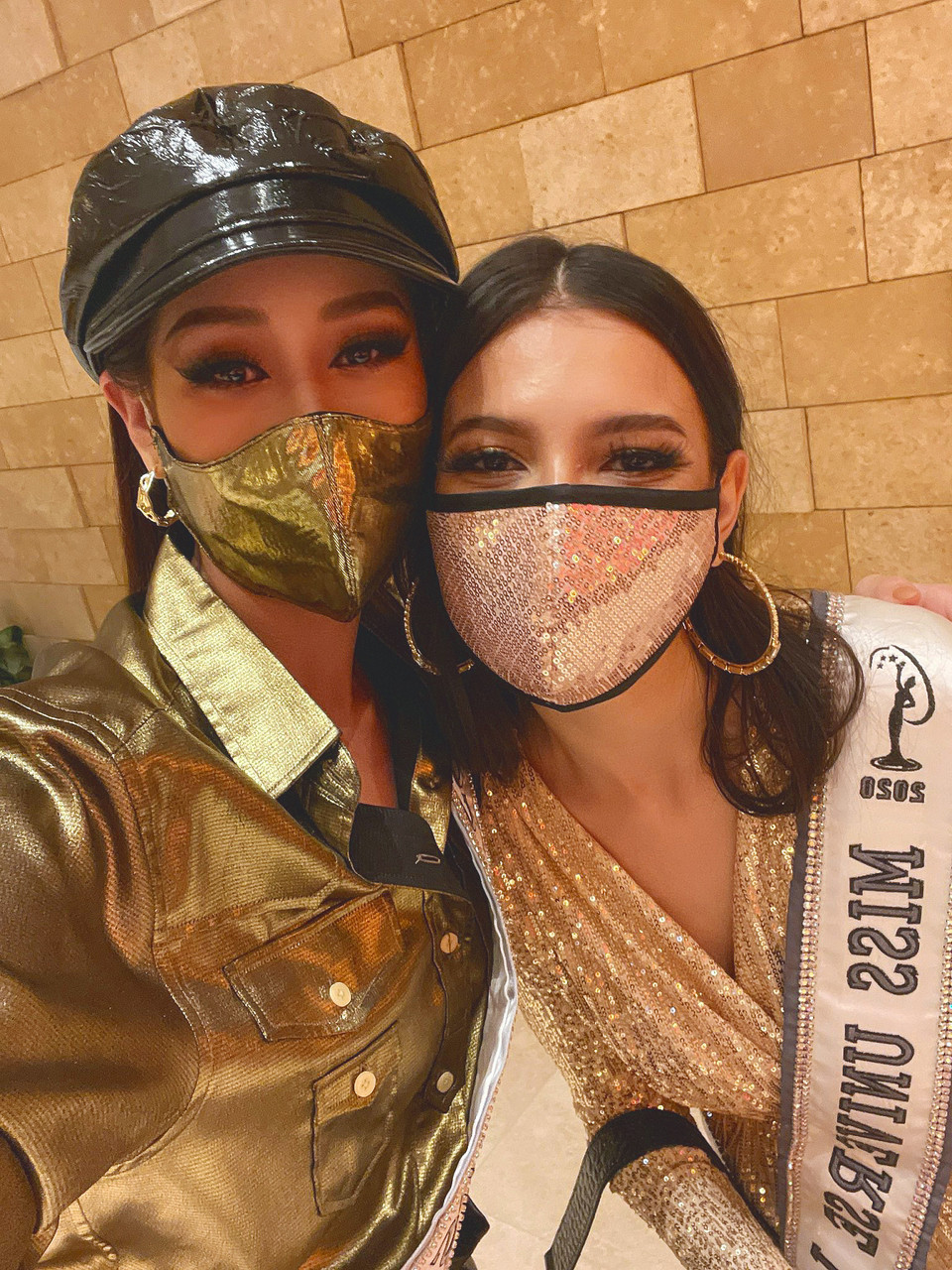 Hoa hậu Khánh Vân có dịp đọ dáng cùng người đẹp đến từ Nepal, Lào – hai thí sinh tiềm năng của năm nay. (Ảnh: CTV/Vietnam+)