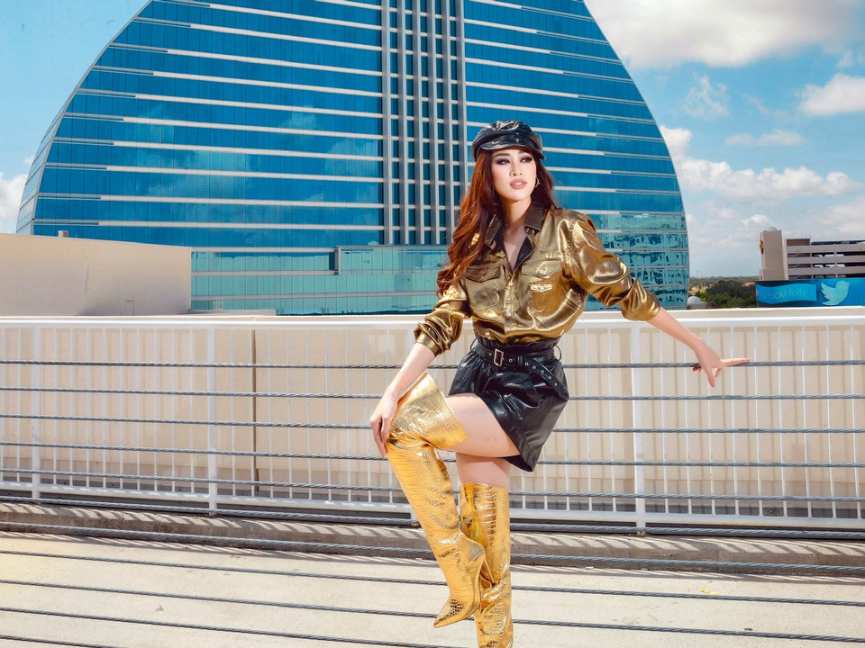 Trong ngày thi đầu tiên tại Miss Universe lần thứ 69, Hoa hậu Khánh Vân và các thí sinh được ban tổ chức kiểm tra COVID-19, cách ly 24 giờ ở khách sạn trước khi bắt đầu những hoạt động đầu tiên thuộc khuôn khổ cuộc thi. (Ảnh: CTV/Vietnam+)