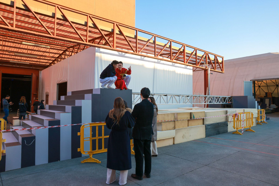 Chiều 2/2, hai nghệ sỹ đã tới làm quen với không gian biểu diễn chính thức của Ban tổ chức ở Milan (Italy) và tham gia chụp hình lưu niệm, phỏng vấn.(Ảnh: Ngô Trần Hải An/Vietnam+)