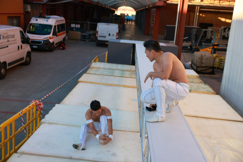  Hai anh em sẽ đi trên cầu thăng bằng dài 10m, rộng 40cm, lên-xuống 10 bậc thang dưới sự giám sát của Tổ chức Kỷ lục Guinness.(Ảnh: Ngô Trần Hải An/Vietnam+)