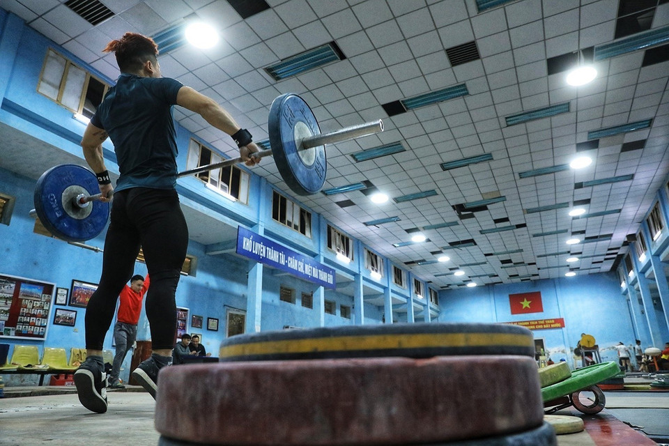 Động tác cử giật trong bài tập nâng tạ. (Ảnh: Tuấn Anh/TTXVN)