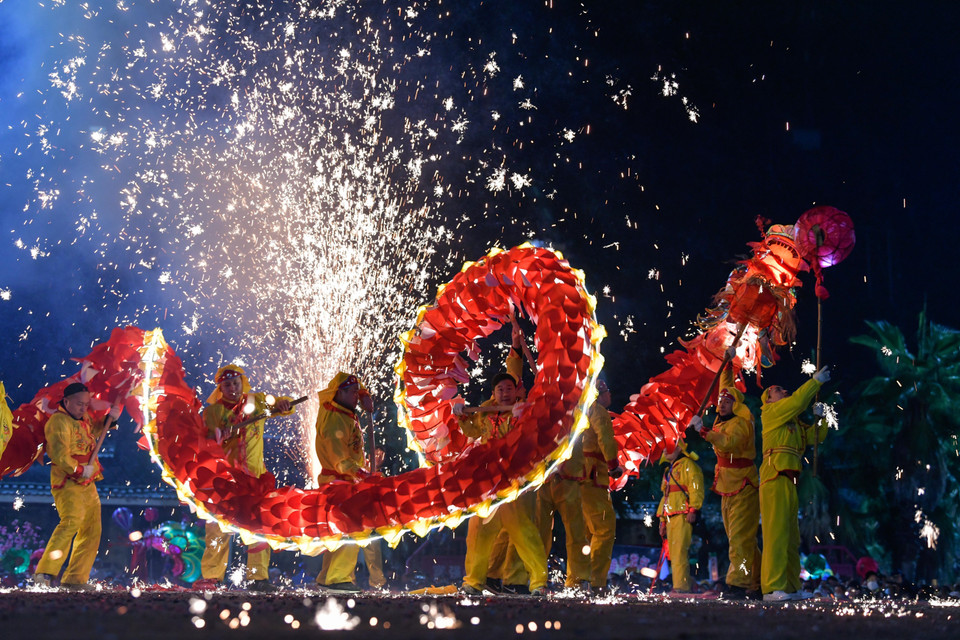 Đèn lồng được thắp sáng rực rỡ tại Lễ hội Đèn lồng ở Bắc Kinh, Trung Quốc, ngày 5/2/2023. (Ảnh:THX/ TTXVN)