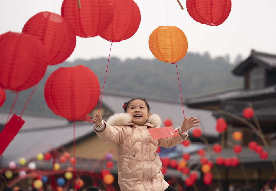 Đèn lồng trang trí chào đón Năm mới tại Giang Tây, Trung Quốc.(Ảnh: THX/TTXVN)
