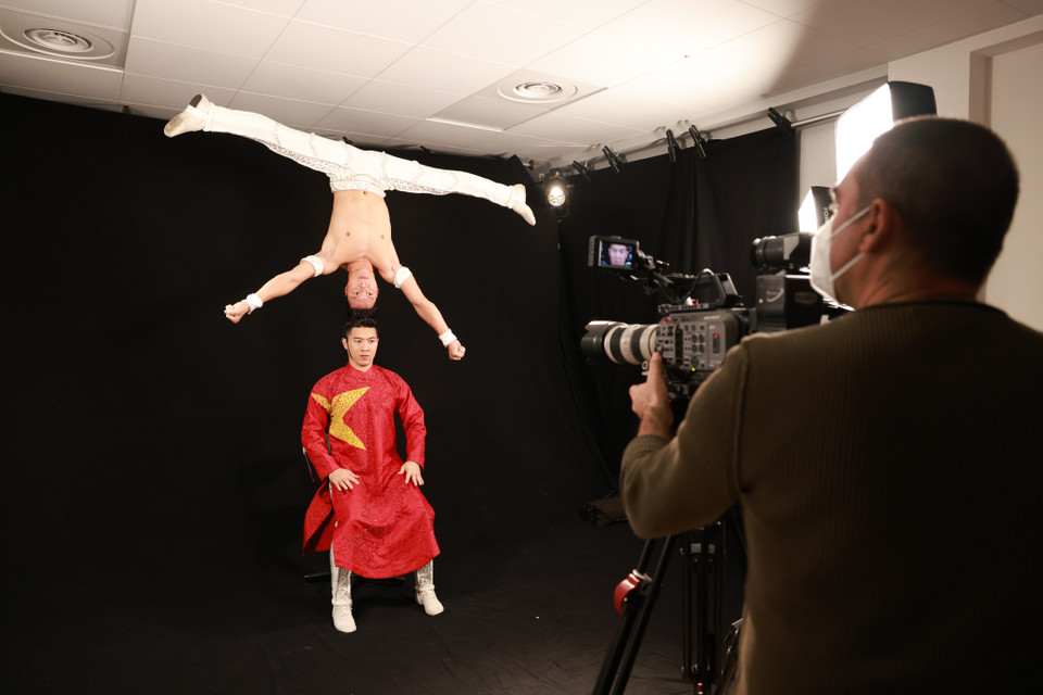 Tối 3/2 (theo giờ Việt Nam), anh em nghệ sỹ xiếc Quốc Cơ-Quốc Nghiệp sẽ chính thức bước vào phần biểu diễn thiết lập kỷ lục thế giới Guinness ở nội dung chồng đầu bịt mắt đi trên cầu thang. (Ảnh: Ngô Trần Hải An/Vietnam+)