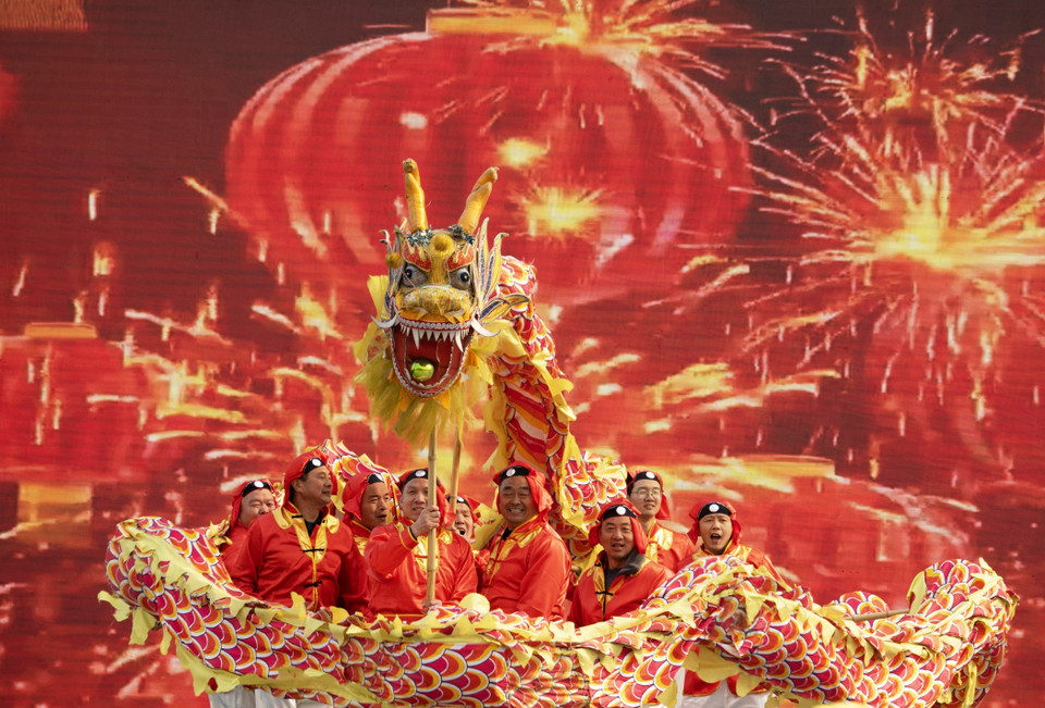 Biểu diễn trong Lễ hội Đèn lồng ở Quý Châu, Trung Quốc, ngày 4/2/2023.(Ảnh: THX/TTXVN)