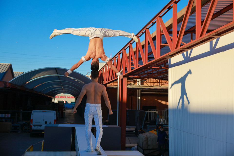  Hai anh em sẽ đi trên cầu thăng bằng dài 10m, rộng 40cm, lên-xuống 10 bậc thang dưới sự giám sát của Tổ chức Kỷ lục Guinness.(Ảnh: Ngô Trần Hải An/Vietnam+)