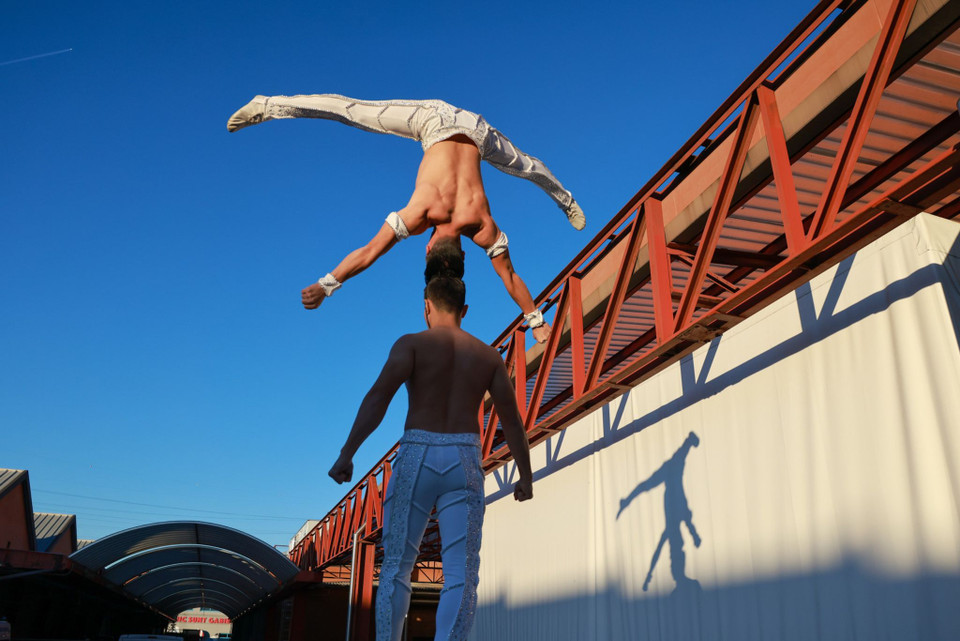 Chiều 2/2, hai nghệ sĩ đã tới làm quen với không gian biểu diễn chính thức của Ban tổ chức ở Milan (Italy) và tham gia chụp hình lưu niệm, phỏng vấn.(Ảnh: Ngô Trần Hải An/Vietnam+)