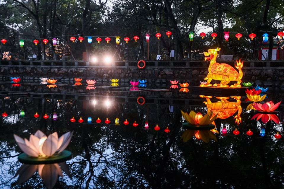 Đèn lồng được thắp sáng rực rỡ trong Lễ hội Đèn lồng tại tỉnh Chiết Giang, Trung Quốc. (Ảnh: THX/TTXVN)