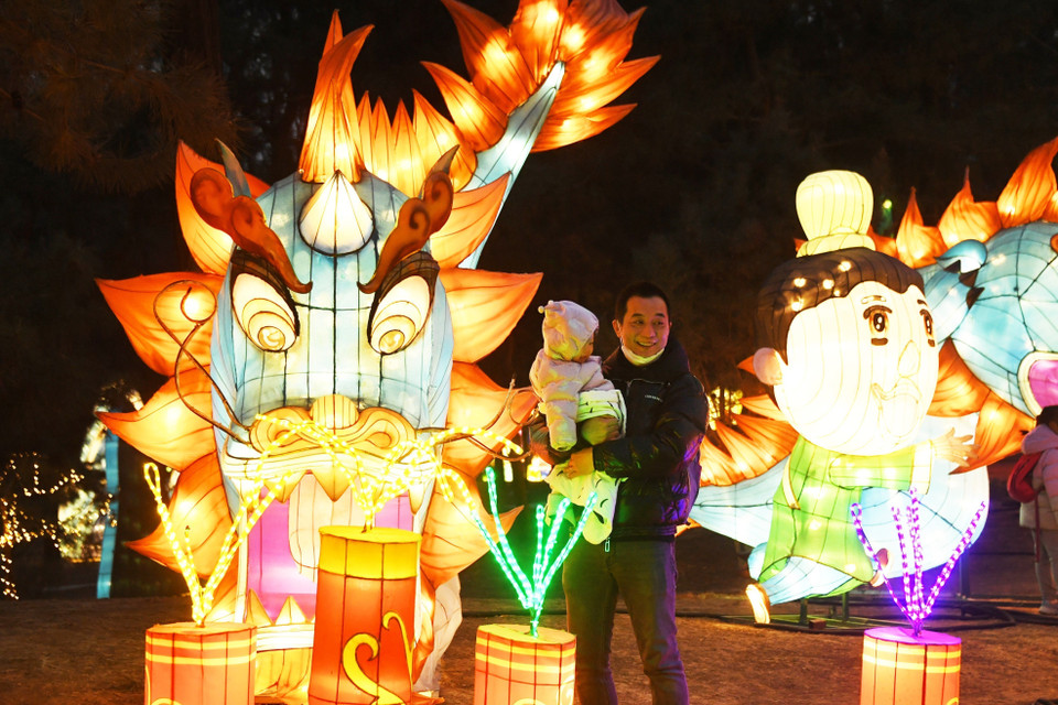 Biểu diễn trong Lễ hội Đèn lồng ở Quý Châu, Trung Quốc, ngày 4/2/2023.(Ảnh: THX/TTXVN)