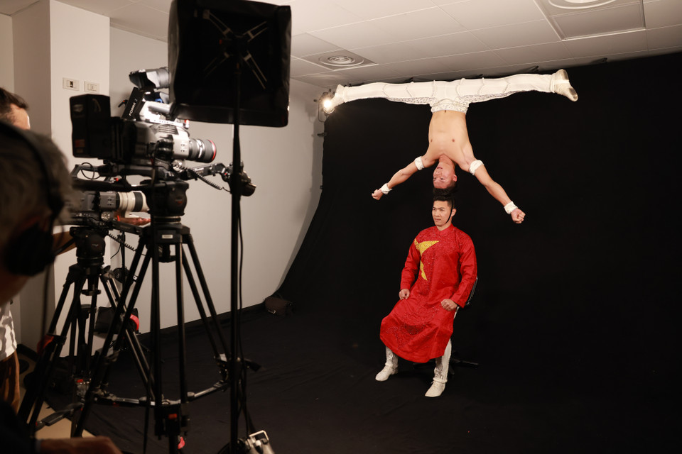 Chiều 2/2, hai nghệ sỹ đã tới làm quen với không gian biểu diễn chính thức của Ban tổ chức ở Milan (Italy) và tham gia chụp hình lưu niệm, phỏng vấn.(Ảnh: Ngô Trần Hải An/Vietnam+)