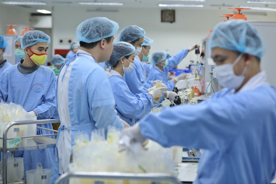 Bên trong căn phòng, nhiệt độ lúc nào cũng duy trì ở mức 25 độ C hoặc thấp hơn, nhằm đảm bảo quy định điều chế máu.(Ảnh: Minh Quyết/ TTXVN)