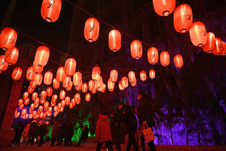 Đèn lồng được thắp sáng rực rỡ trong Lễ hội Đèn lồng tại Thiên Tân, Trung Quốc. (Ảnh: THX/TTXVN)