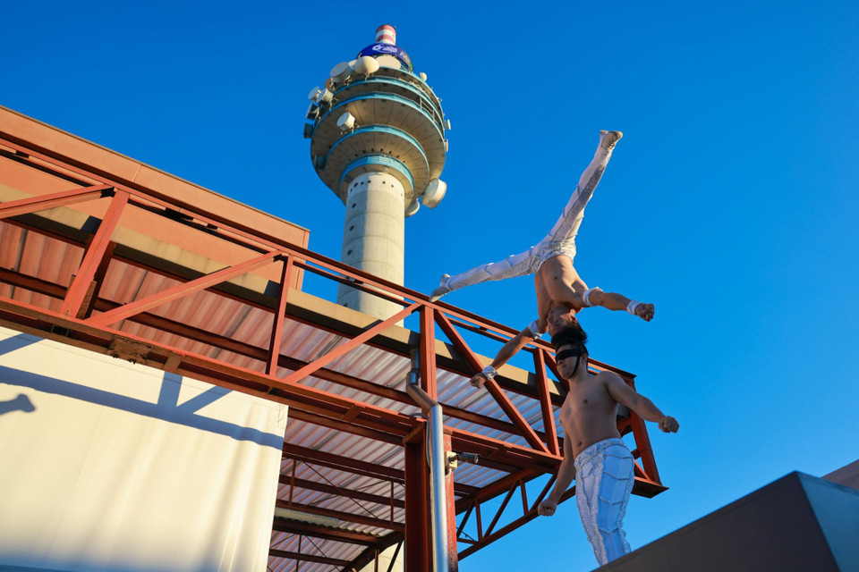  Hai anh em sẽ đi trên cầu thăng bằng dài 10m, rộng 40cm, lên-xuống 10 bậc thang dưới sự giám sát của Tổ chức Kỷ lục Guinness.(Ảnh: Ngô Trần Hải An/Vietnam+)